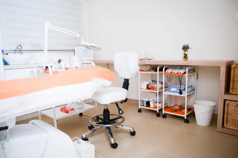 غرفة علاج مع سرير علاج ومعدّات تجميل