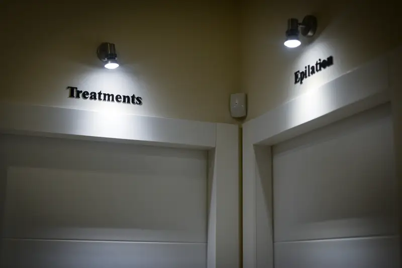 أبواب غرف العلاج وإزالة الشعر في العيادة
